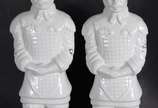 Par de esculturas de cerâmica branca representa... - Par de esculturas de cerâmica branca representando guerreiros.