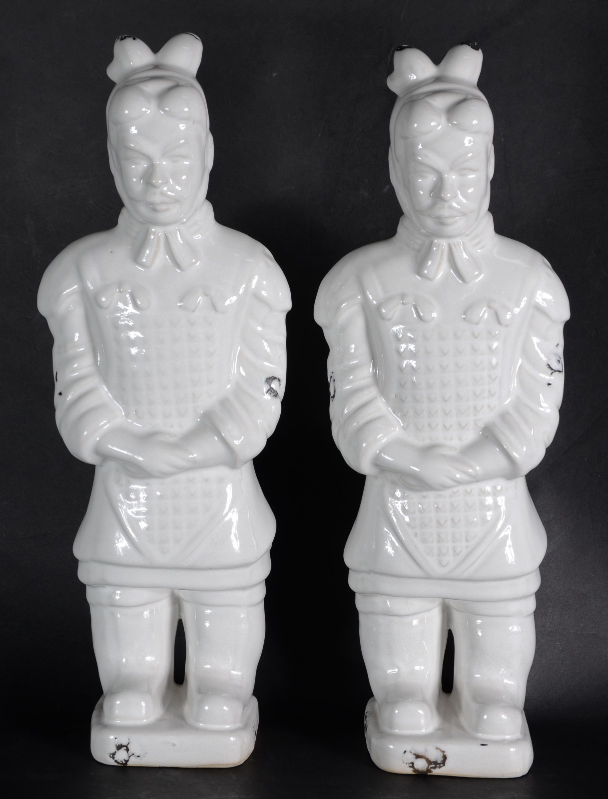 Par de esculturas de cerâmica branca representando guerreiros. - foto 1 de 9