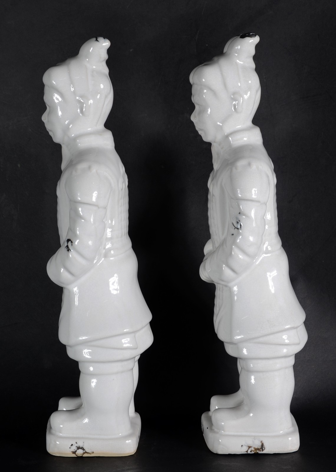 Par de esculturas de cerâmica branca representando guerreiros. - foto 4 de 9