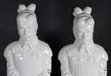 Par de esculturas de cerâmica branca representa... - Par de esculturas de cerâmica branca representando guerreiros.