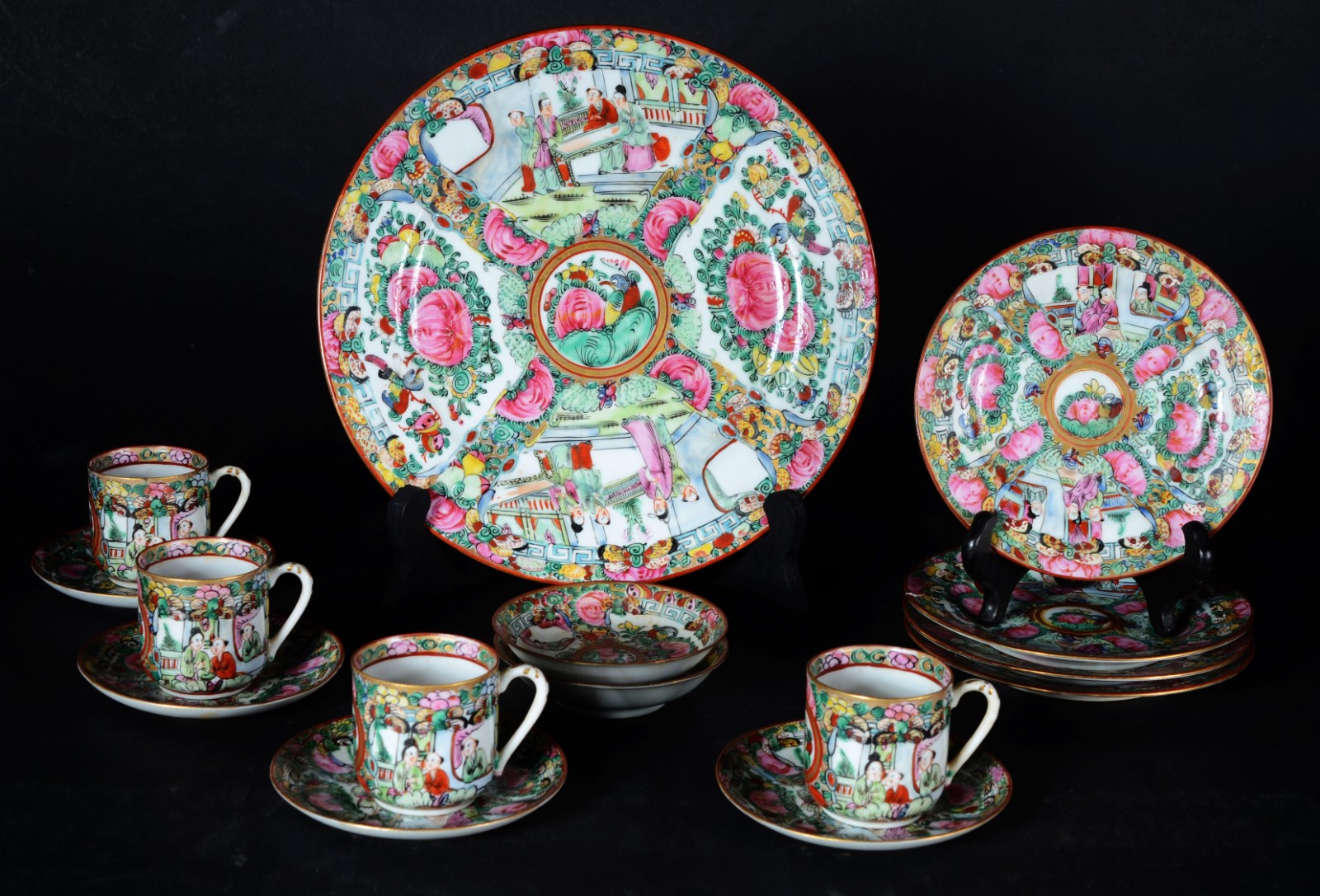 Diversas peças de porcelana oriental, decoradas com figuras e flores... - foto 1 de 6