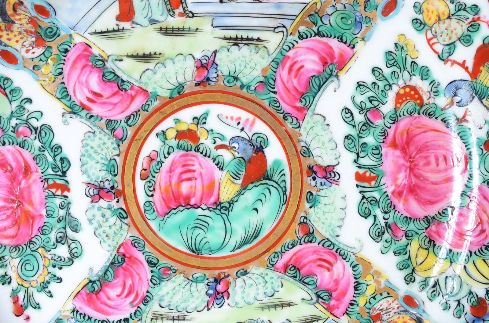 Diversas peças de porcelana oriental, decoradas com figuras e flores... - foto 2 de 6