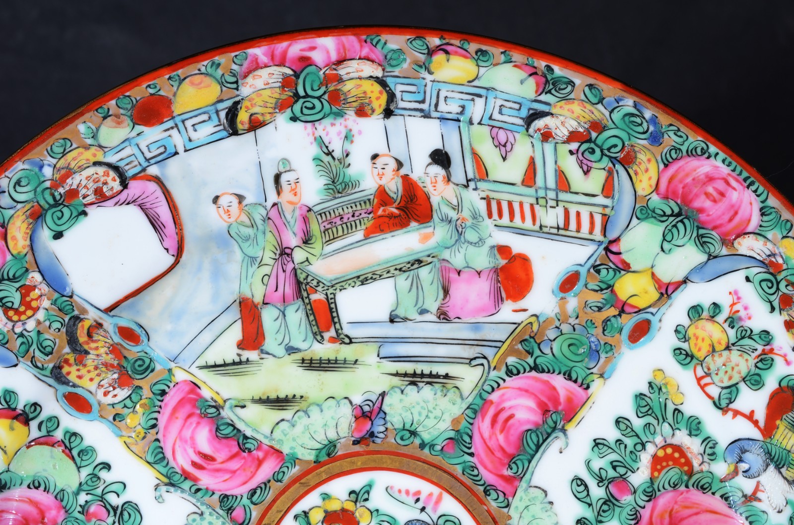 Diversas peças de porcelana oriental, decoradas com figuras e flores... - foto 3 de 6