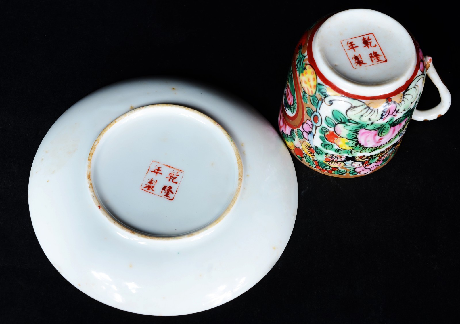 Diversas peças de porcelana oriental, decoradas com figuras e flores... - foto 4 de 6