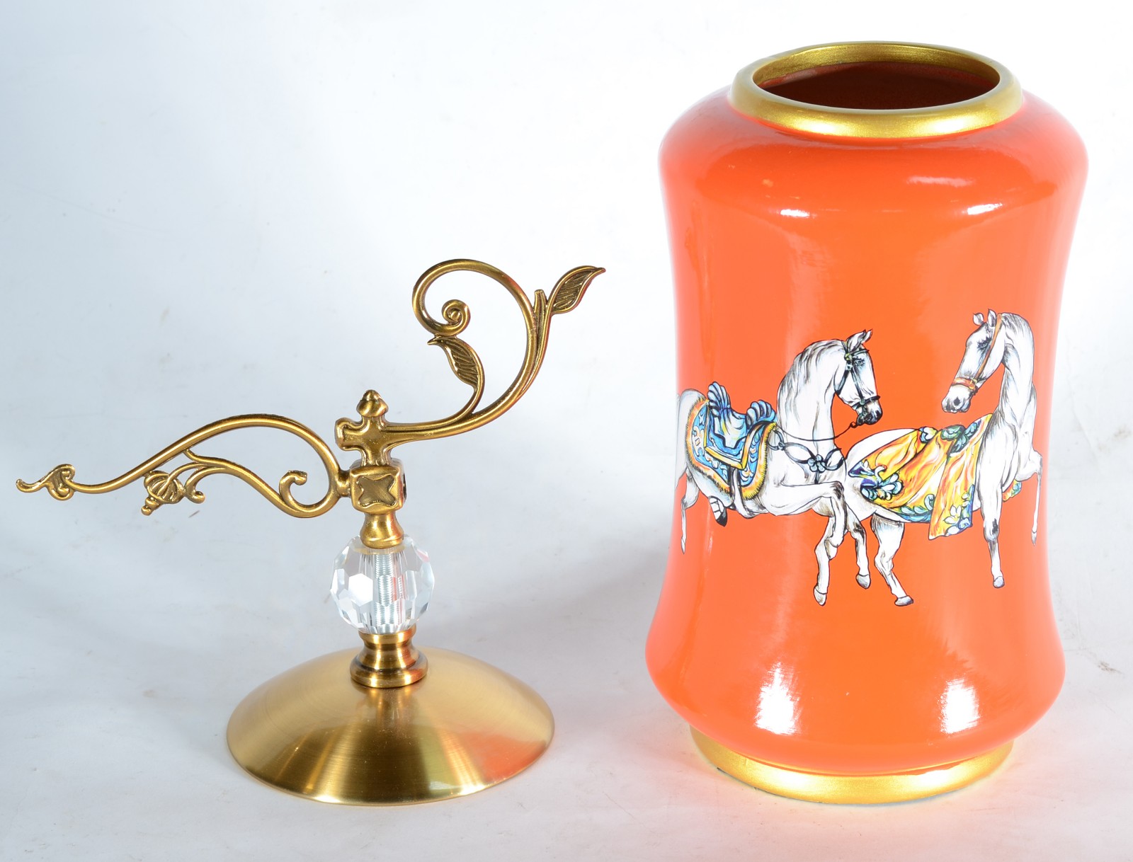Potiche de cerâmica laranja decorado com figuras de cavalos e... - foto 5 de 8