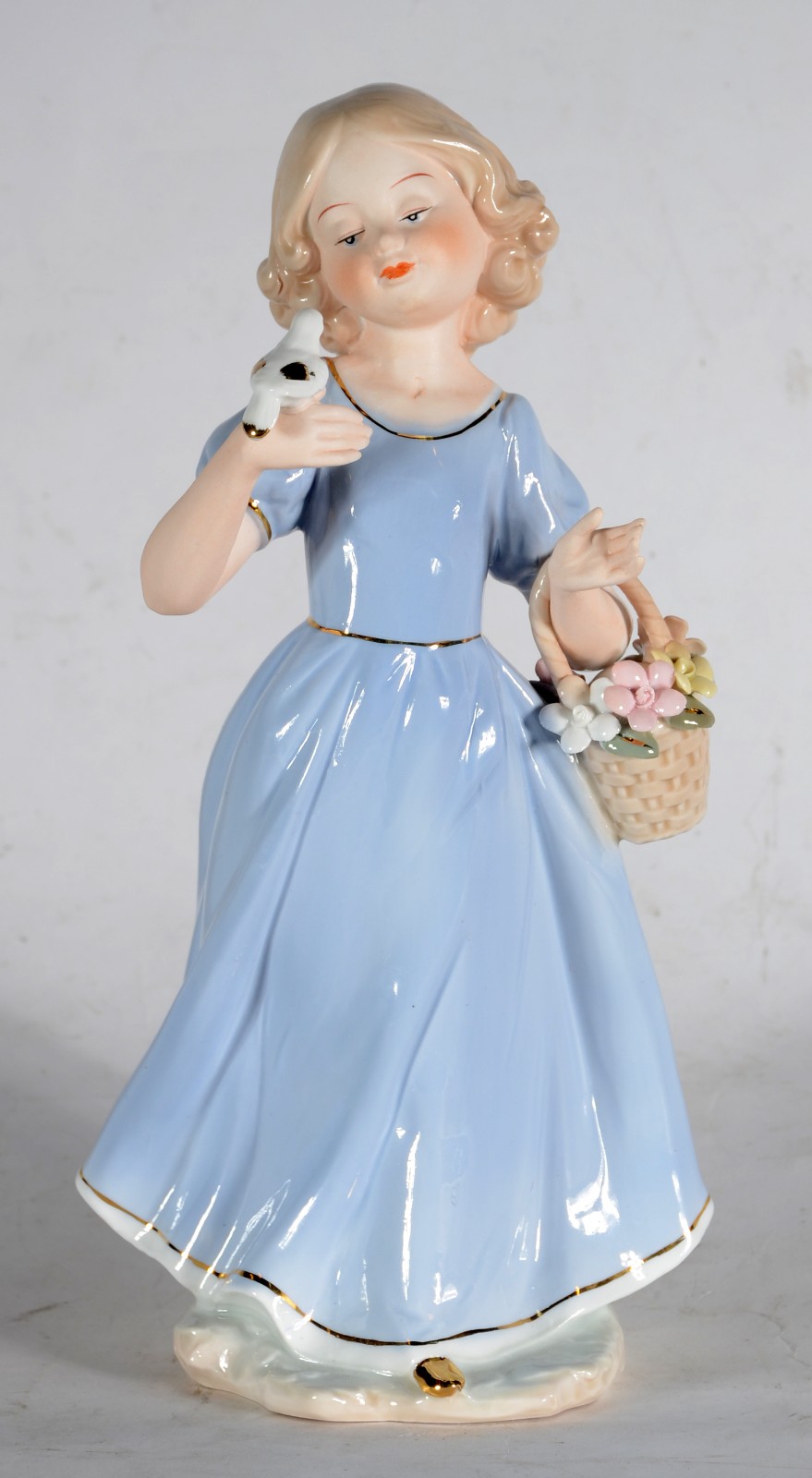 Escultura de porcelana policromada representado menina com pomba. - foto 1 de 7