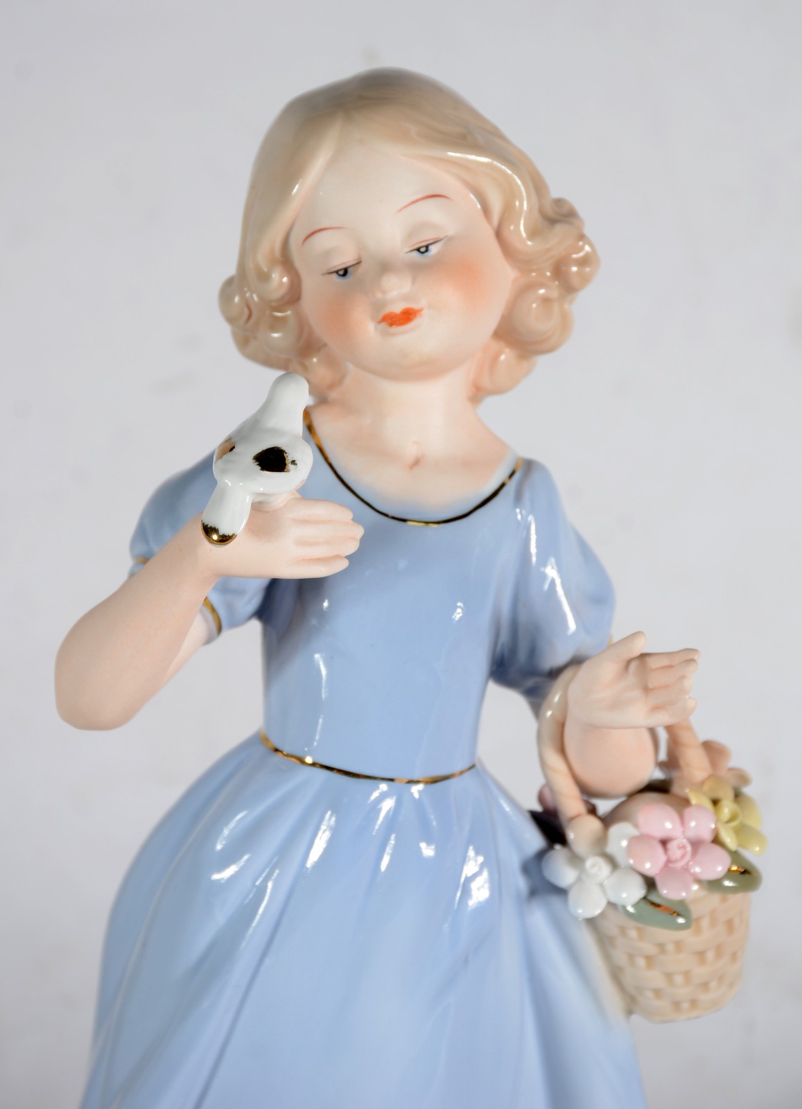 Escultura de porcelana policromada representado menina com pomba. - foto 2 de 7