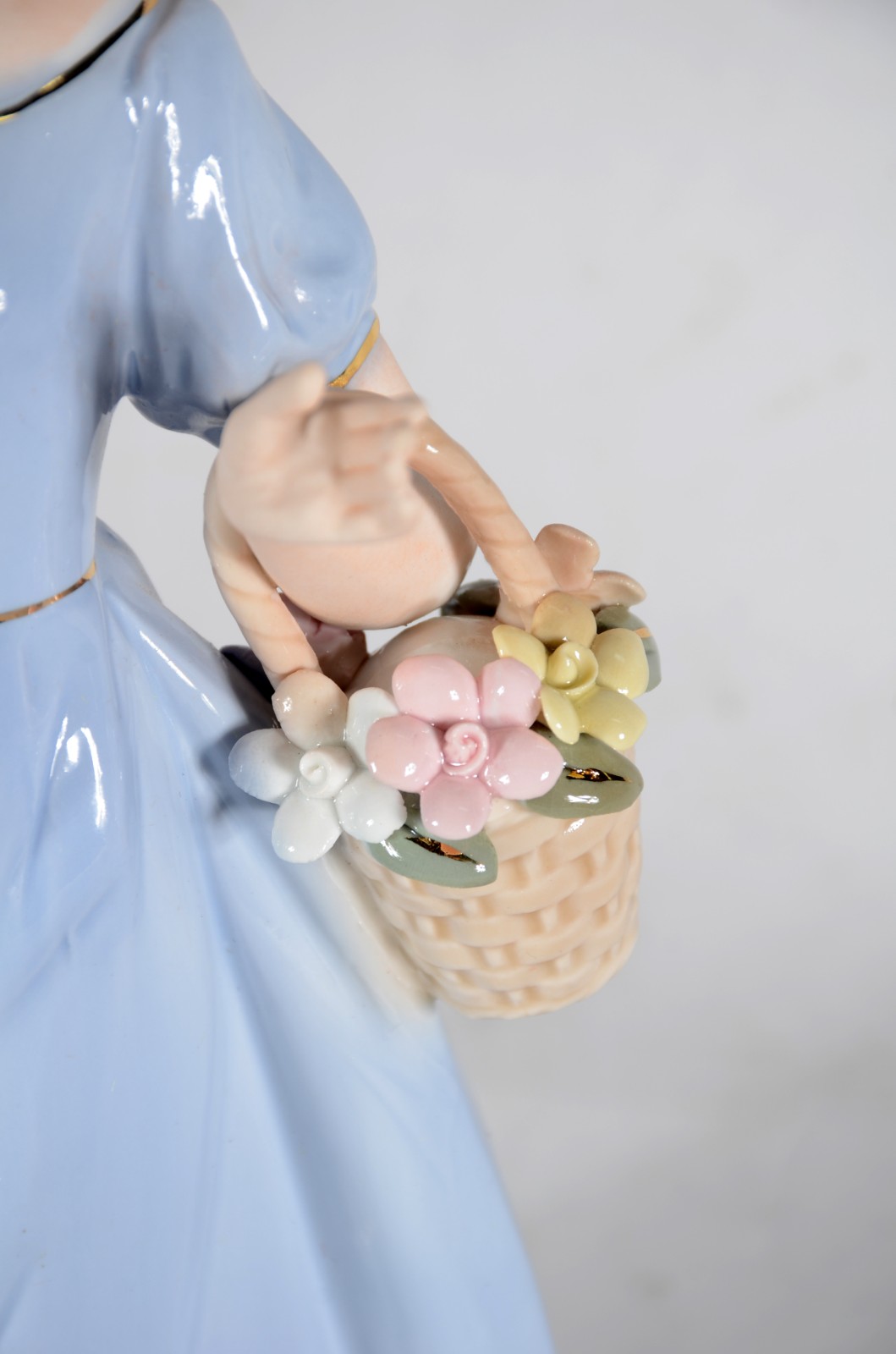 Escultura de porcelana policromada representado menina com pomba. - foto 3 de 7