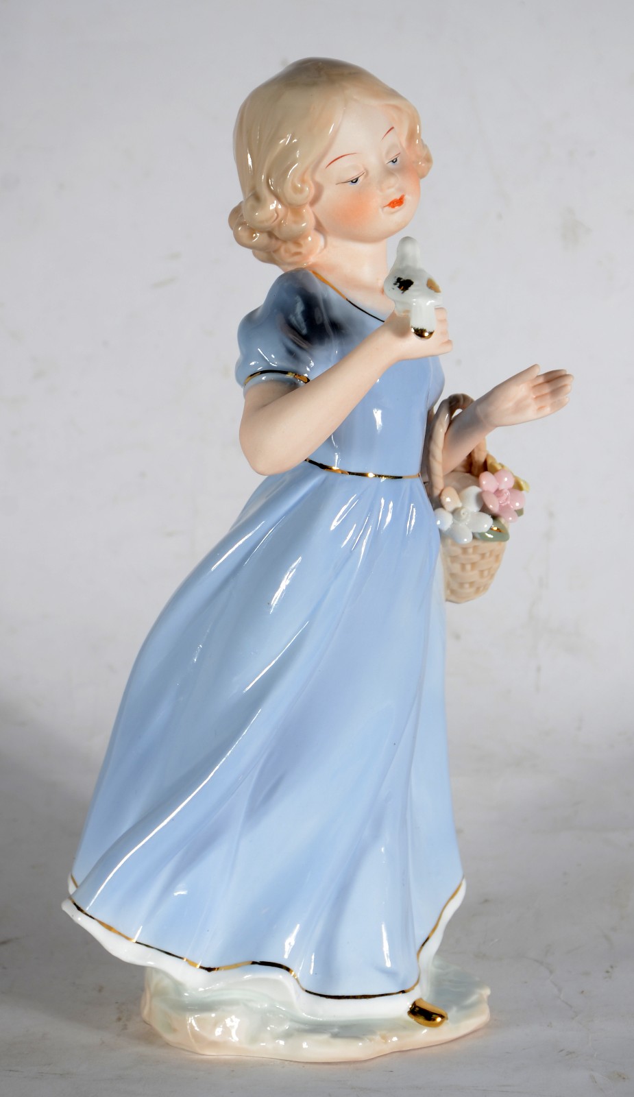 Escultura de porcelana policromada representado menina com pomba. - foto 4 de 7