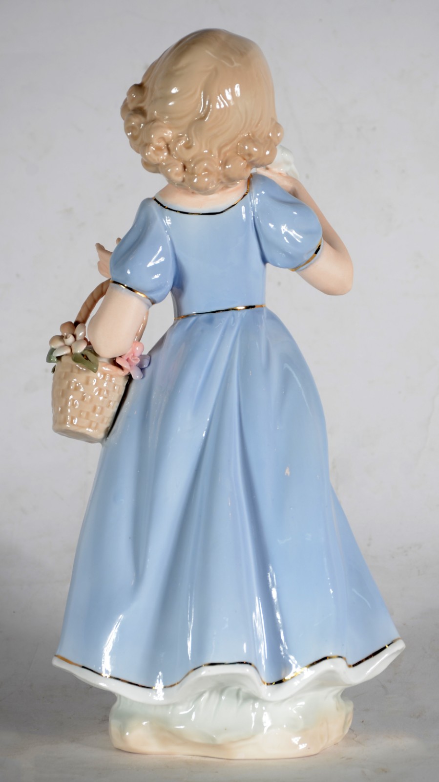 Escultura de porcelana policromada representado menina com pomba. - foto 5 de 7