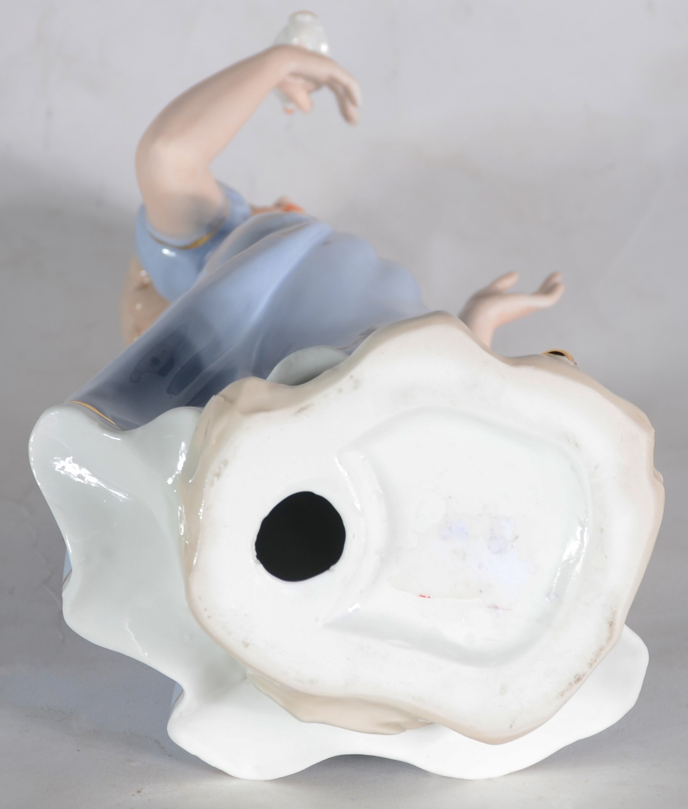 Escultura de porcelana policromada representado menina com pomba. - foto 6 de 7