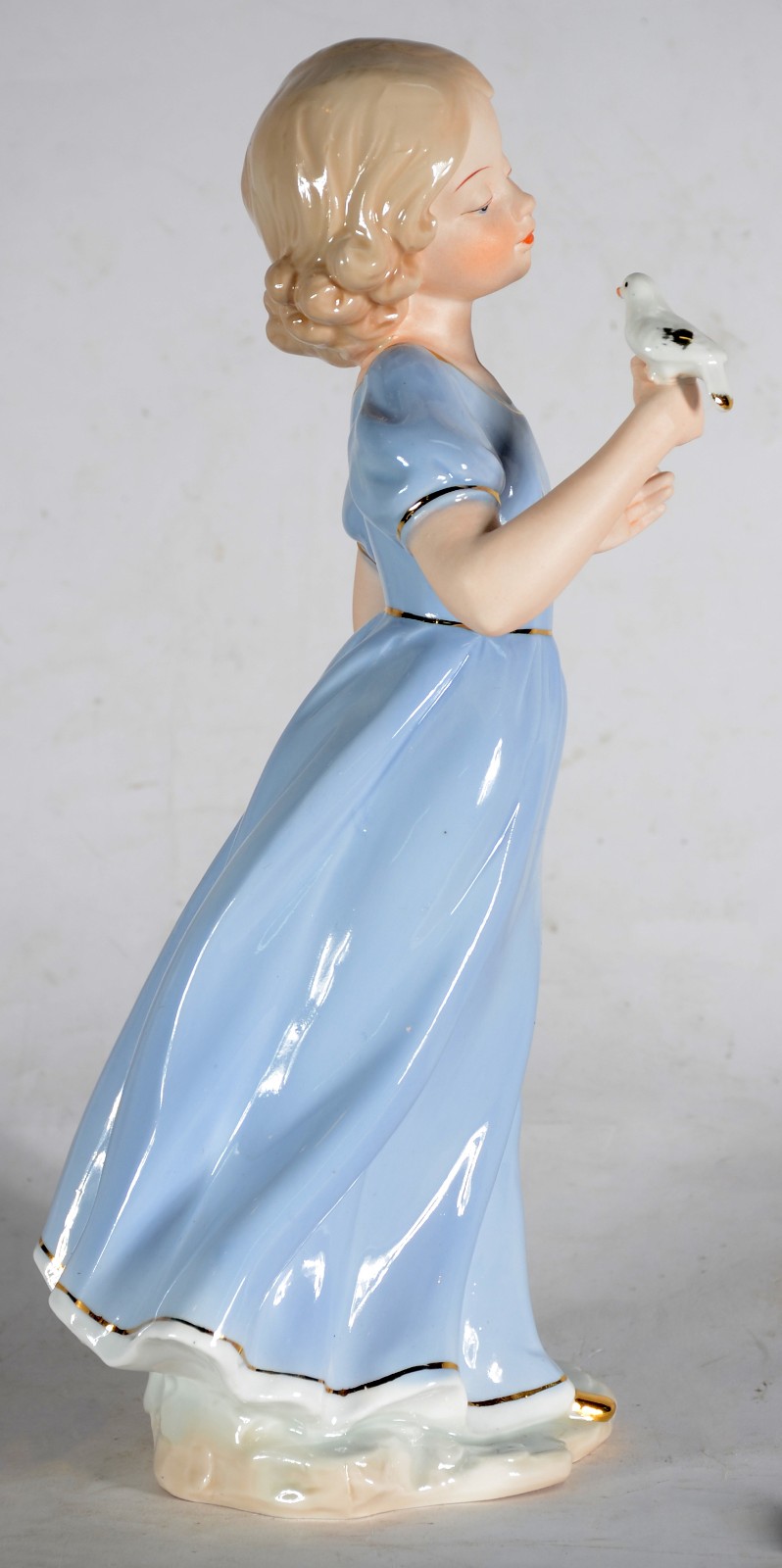 Escultura de porcelana policromada representado menina com pomba. - foto 7 de 7