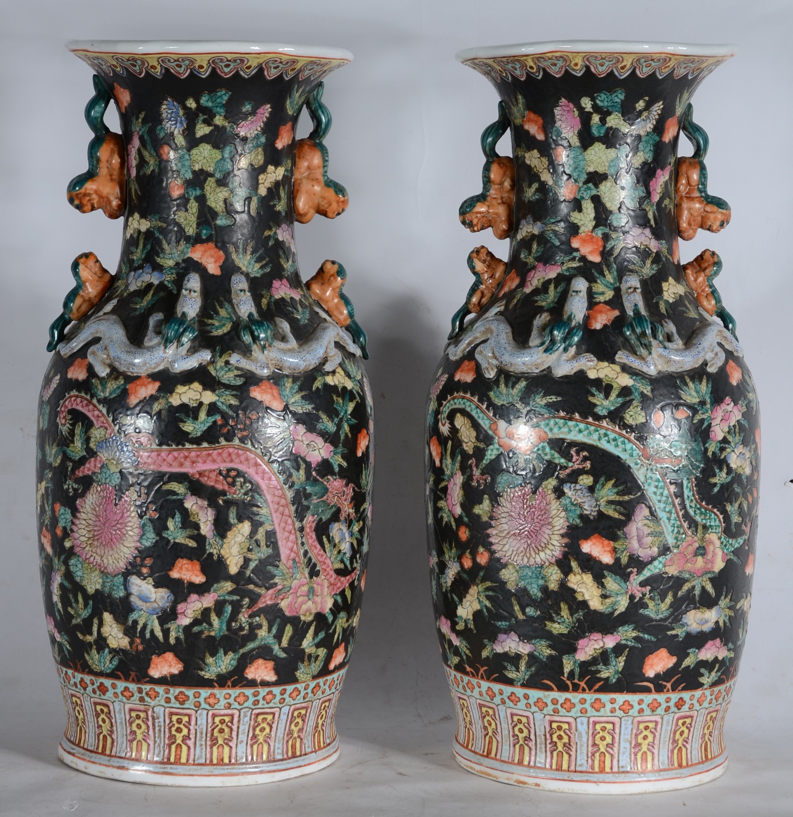 Par de vasos de porcelana oriental com flores em policromia sobre... - foto 1 de 6