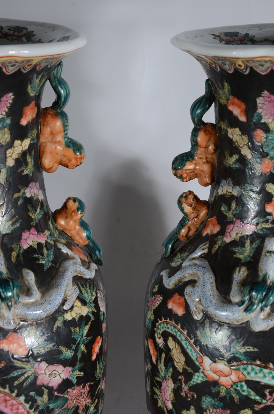 Par de vasos de porcelana oriental com flores em policromia sobre... - foto 2 de 6