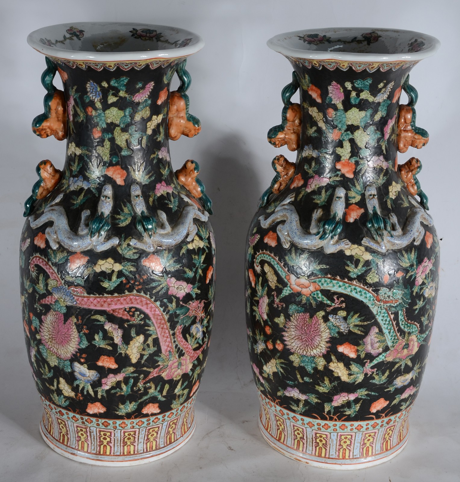 Par de vasos de porcelana oriental com flores em policromia sobre... - foto 3 de 6