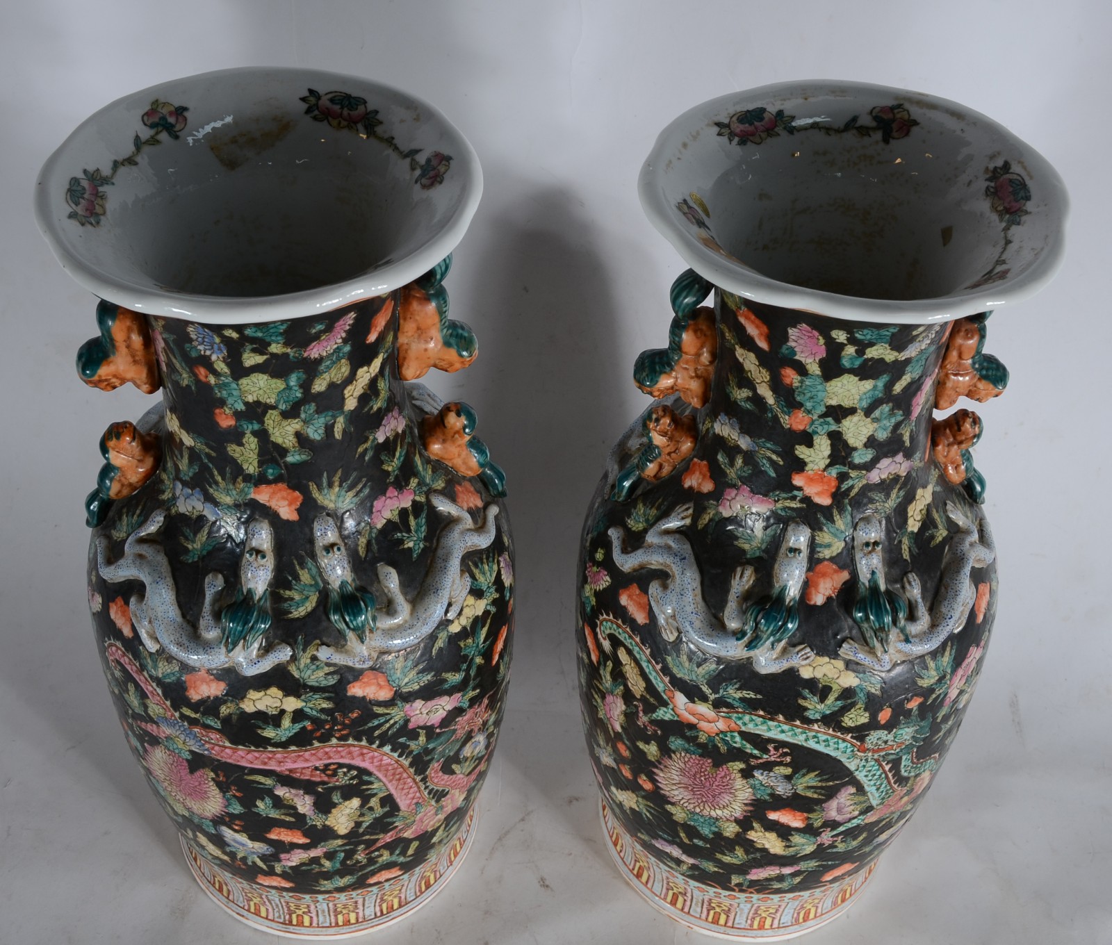 Par de vasos de porcelana oriental com flores em policromia sobre... - foto 4 de 6
