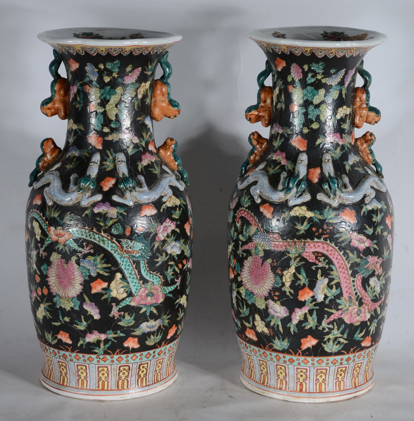 Par de vasos de porcelana oriental com flores em policromia sobre... - foto 5 de 6