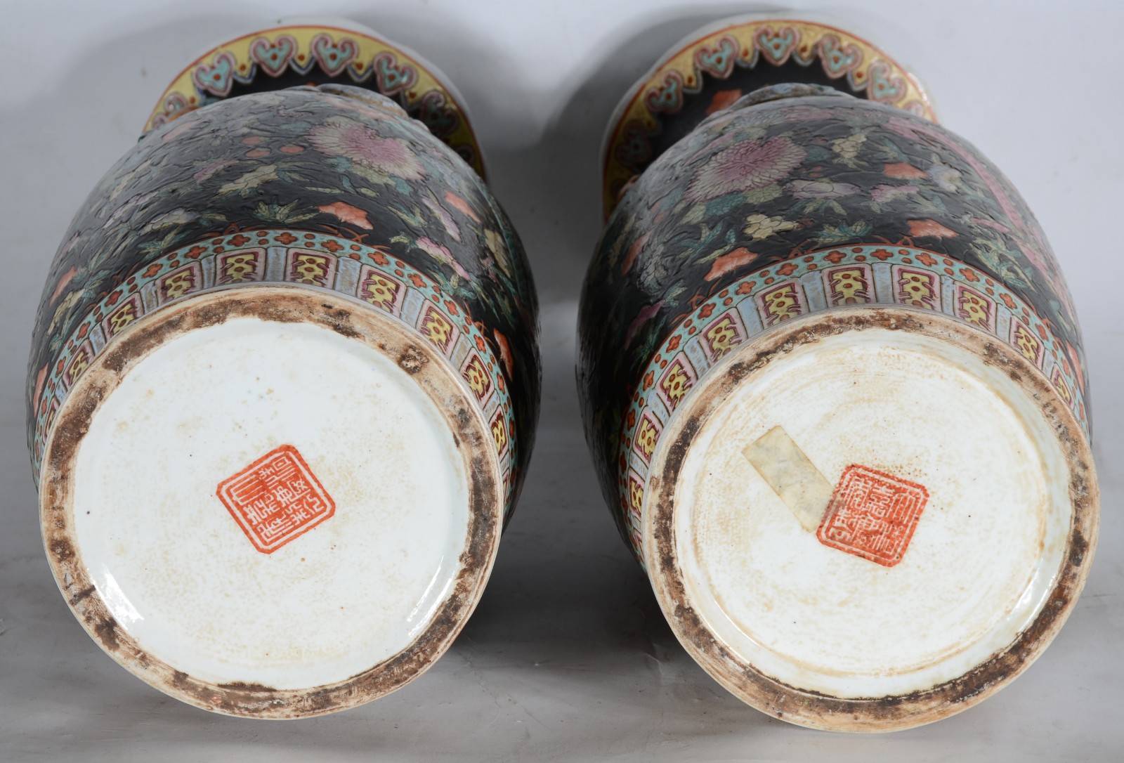 Par de vasos de porcelana oriental com flores em policromia sobre... - foto 6 de 6