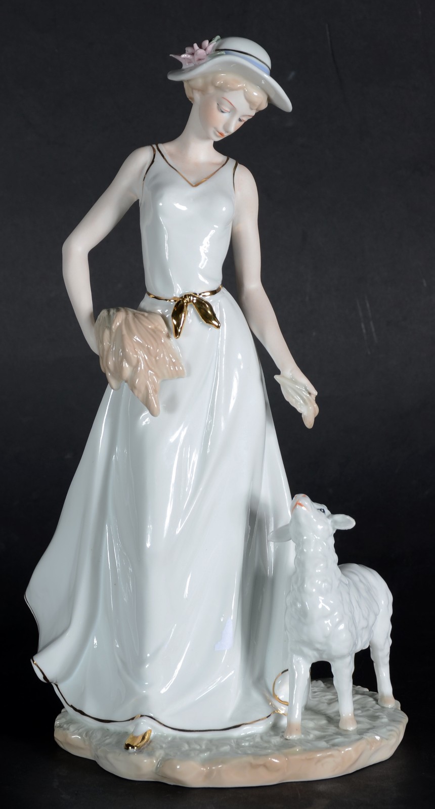 Estatueta de porcelana policromada representando dama com ovelha. - foto 1 de 8