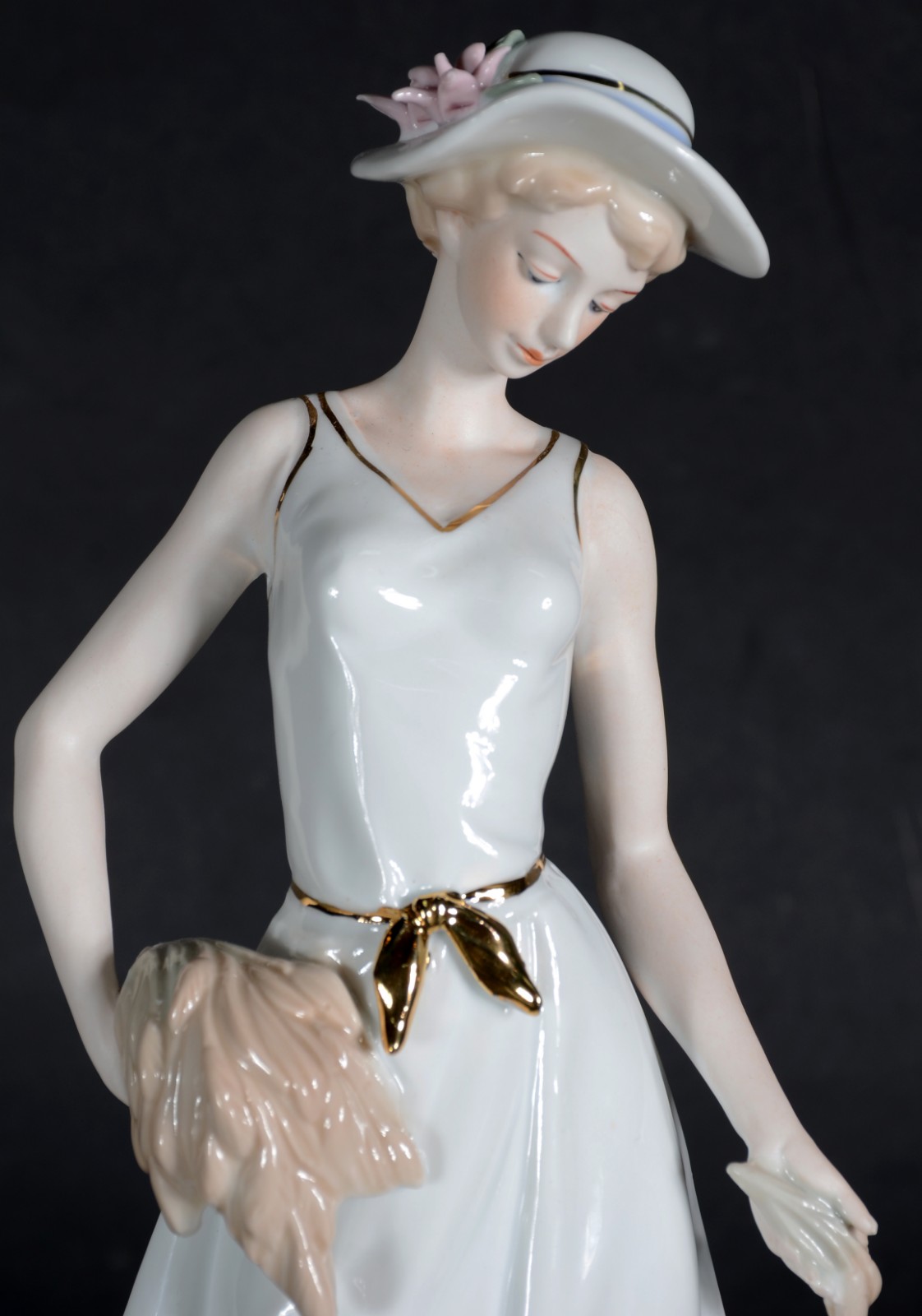 Estatueta de porcelana policromada representando dama com ovelha. - foto 2 de 8