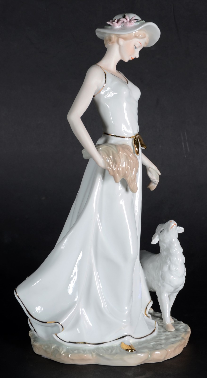 Estatueta de porcelana policromada representando dama com ovelha. - foto 3 de 8