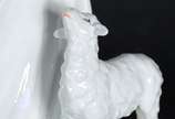 Estatueta de porcelana policromada representand... - Estatueta de porcelana policromada representando dama com ovelha.