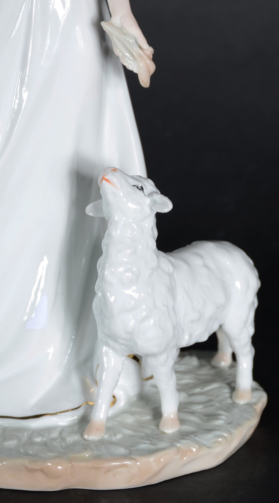 Estatueta de porcelana policromada representando dama com ovelha. - foto 4 de 8