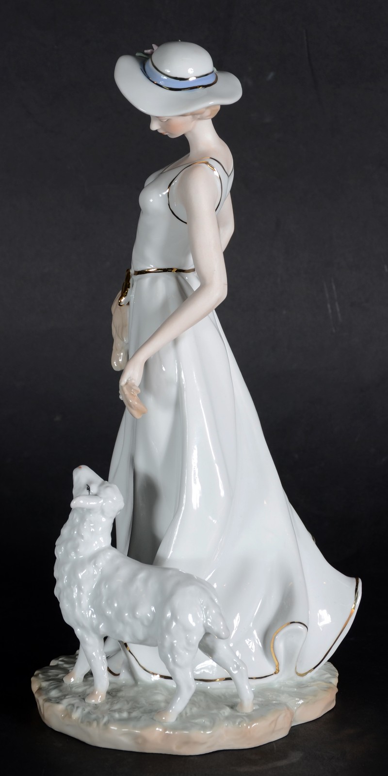 Estatueta de porcelana policromada representando dama com ovelha. - foto 5 de 8
