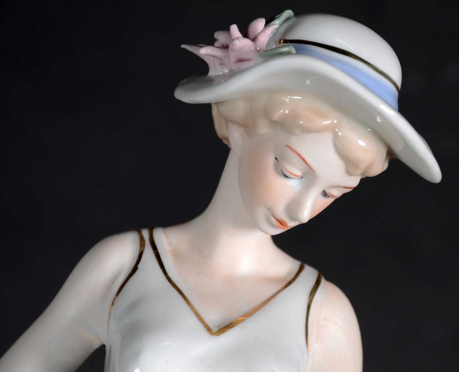 Estatueta de porcelana policromada representando dama com ovelha. - foto 6 de 8