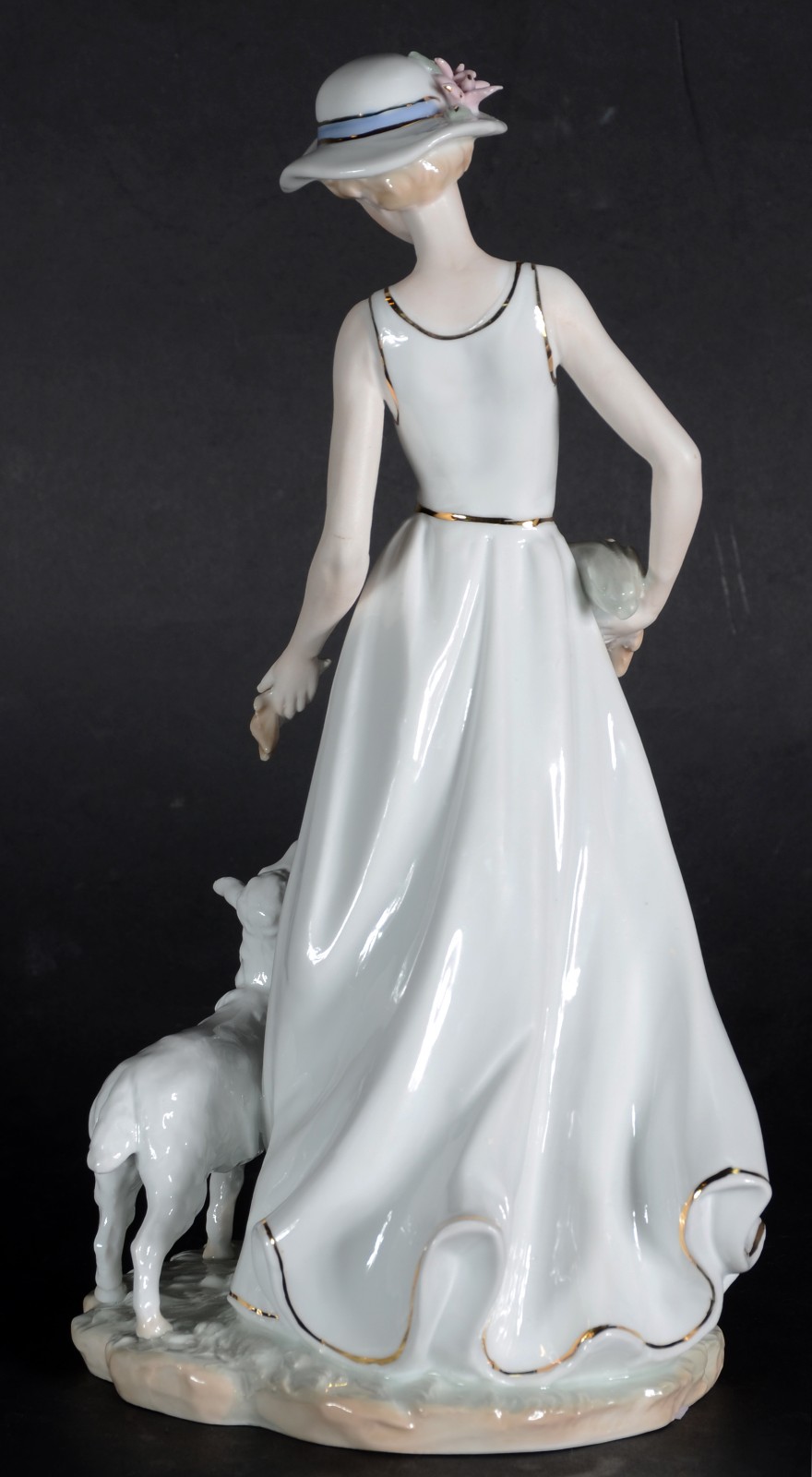 Estatueta de porcelana policromada representando dama com ovelha. - foto 7 de 8