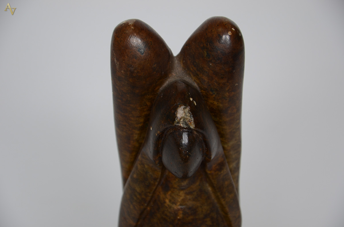 Escultura em pedra sabão representando figura feminina, assinada... - foto 4 de 4