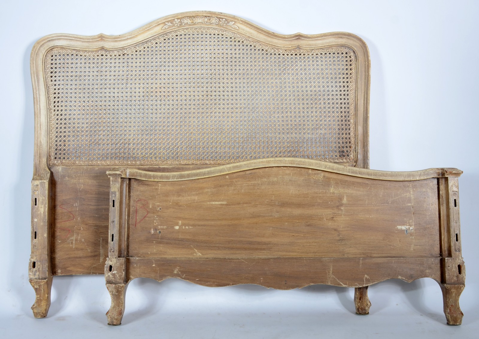Cama de solteiro de madeira patinada, cabeceira com detalhe em... - foto 1 de 4