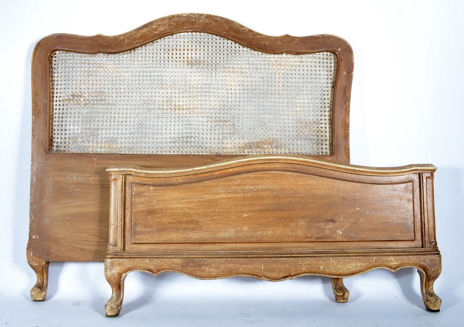 Cama de solteiro de madeira patinada, cabeceira com detalhe em... - foto 2 de 4
