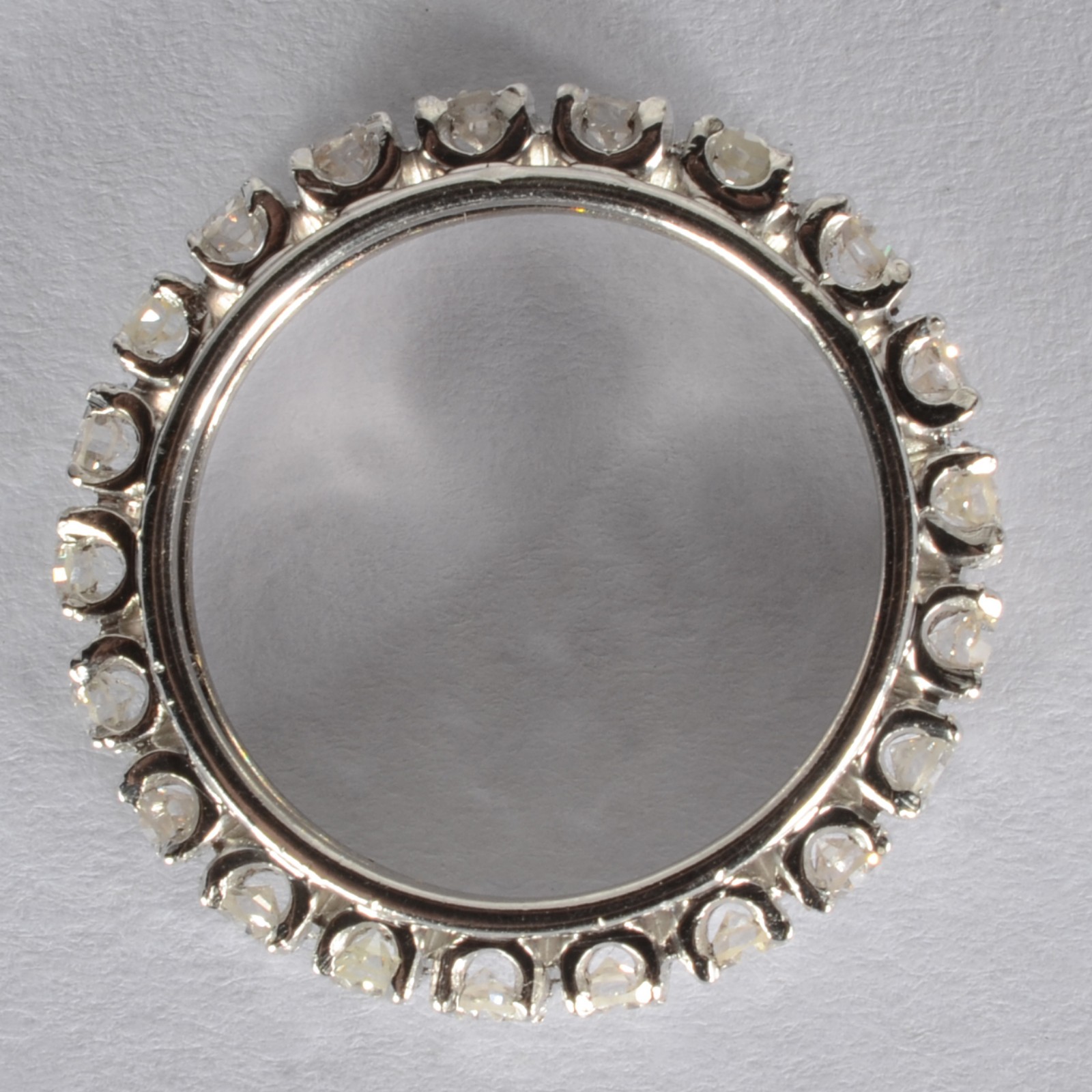 Aliança completa de ouro branco com aproximadamente 25 brilhantes de... - foto 2 de 4