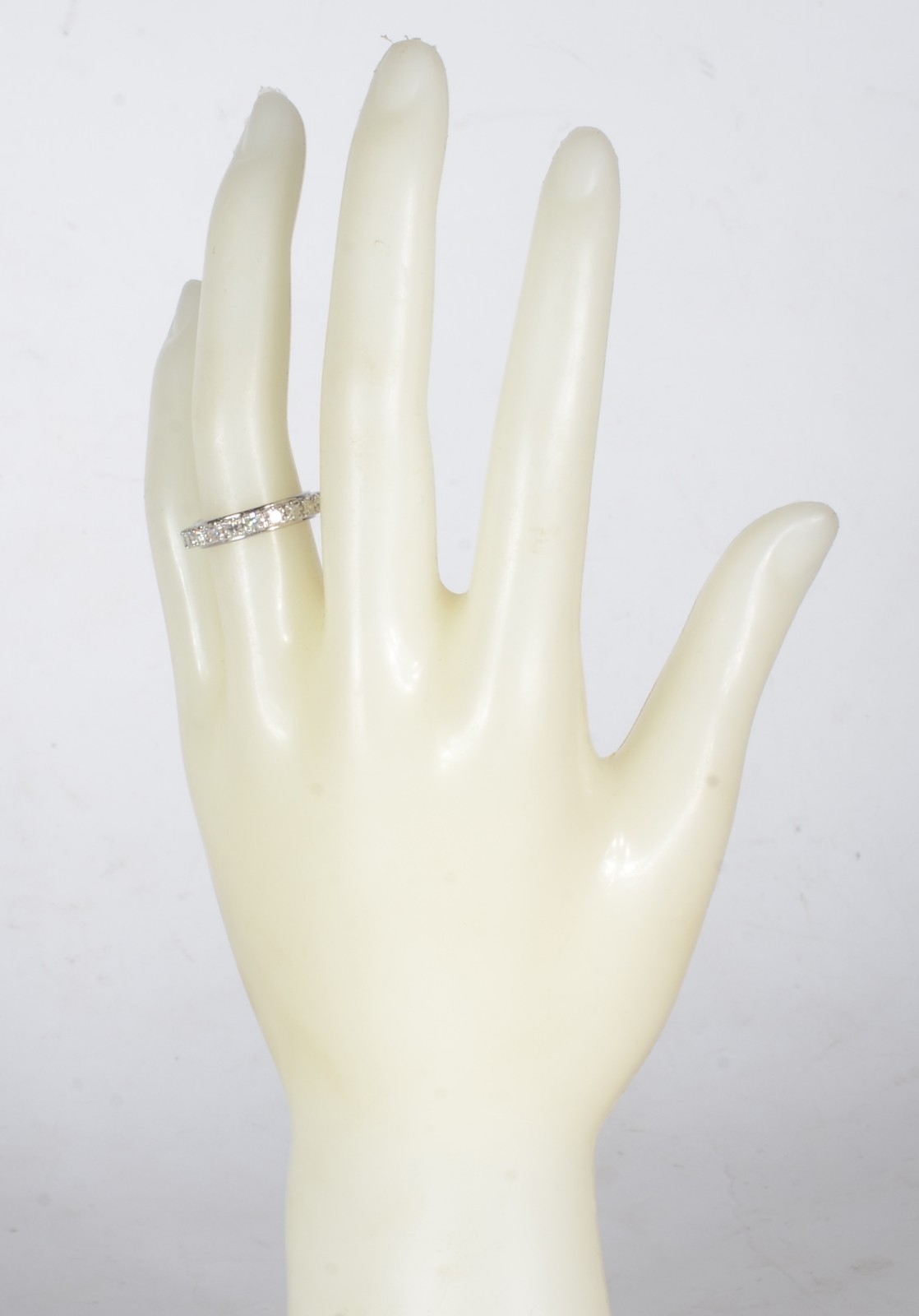 Aliança completa de ouro branco com aproximadamente 25 brilhantes de... - foto 3 de 4