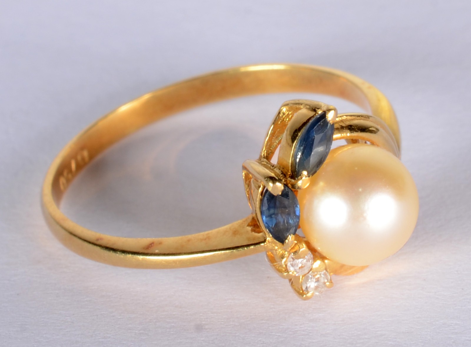 Anel de ouro 18 k., contraste 750 mls com perola, brilhante e safira... - foto 1 de 7