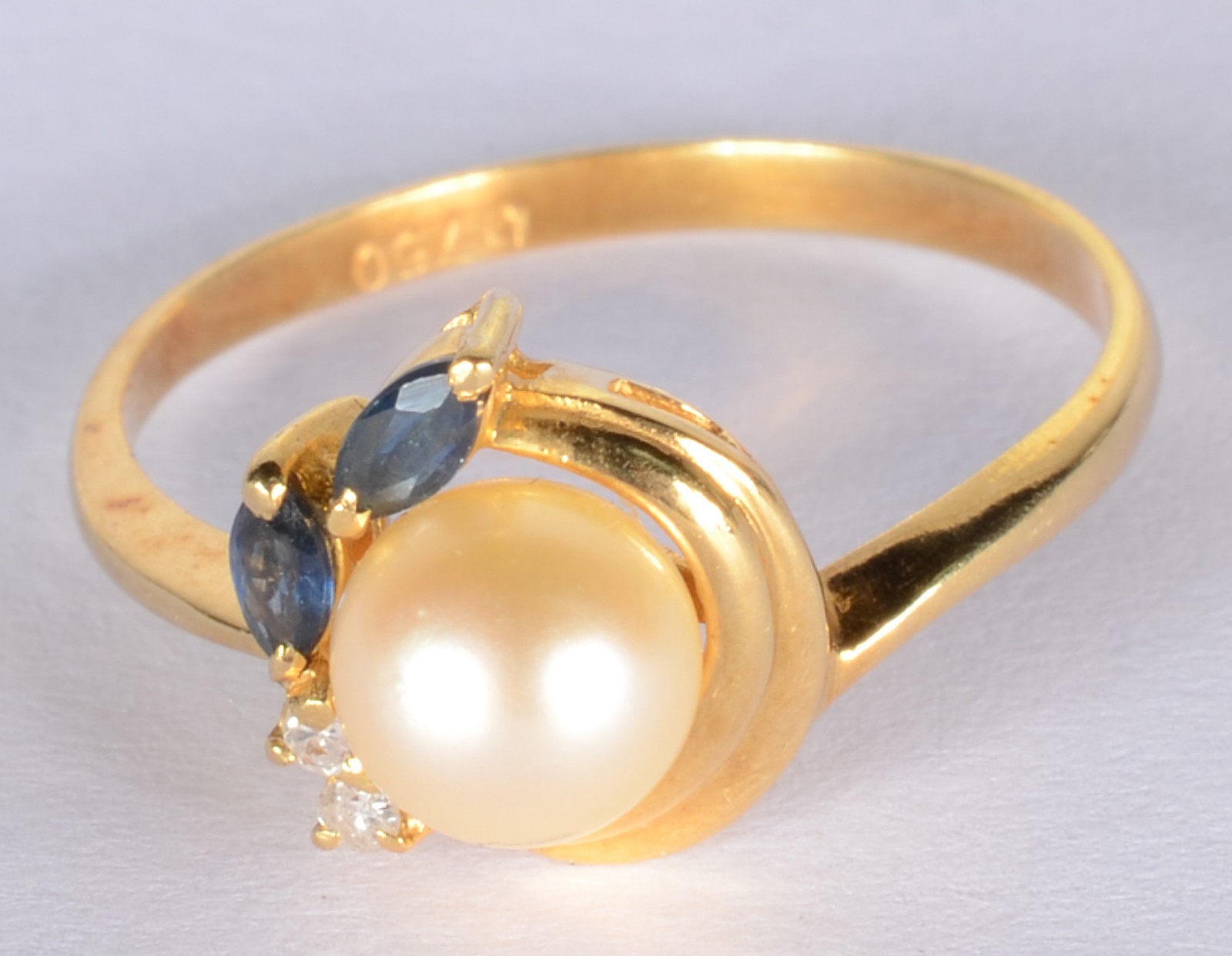 Anel de ouro 18 k., contraste 750 mls com perola, brilhante e safira... - foto 2 de 7