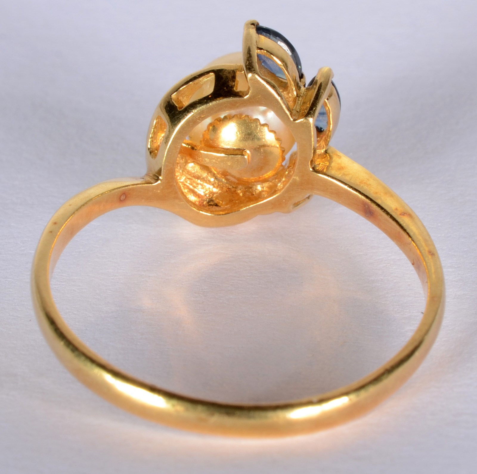Anel de ouro 18 k., contraste 750 mls com perola, brilhante e safira... - foto 4 de 7