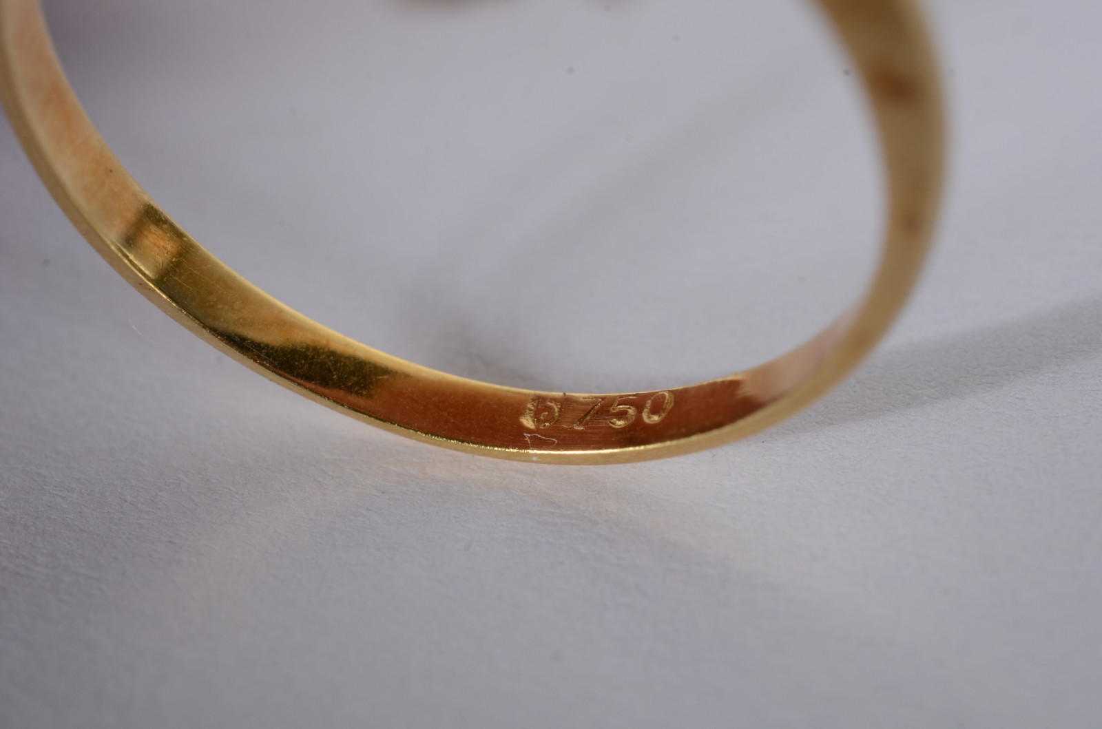 Anel de ouro 18 k., contraste 750 mls com perola, brilhante e safira... - foto 5 de 7