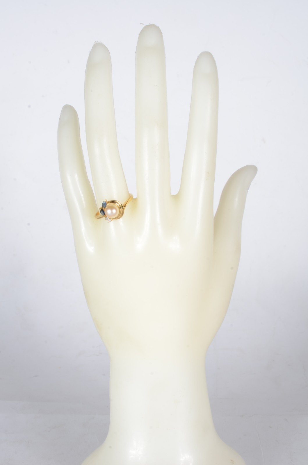 Anel de ouro 18 k., contraste 750 mls com perola, brilhante e safira... - foto 7 de 7