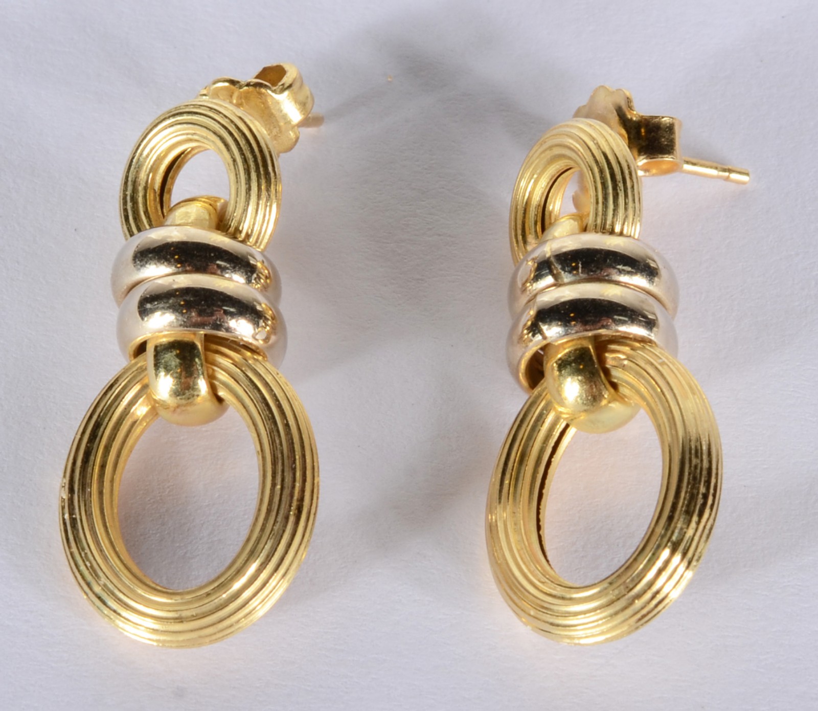 Par de brincos feitio "8" de ouro 18 k., contraste 750 mls. (Por... - foto 1 de 4