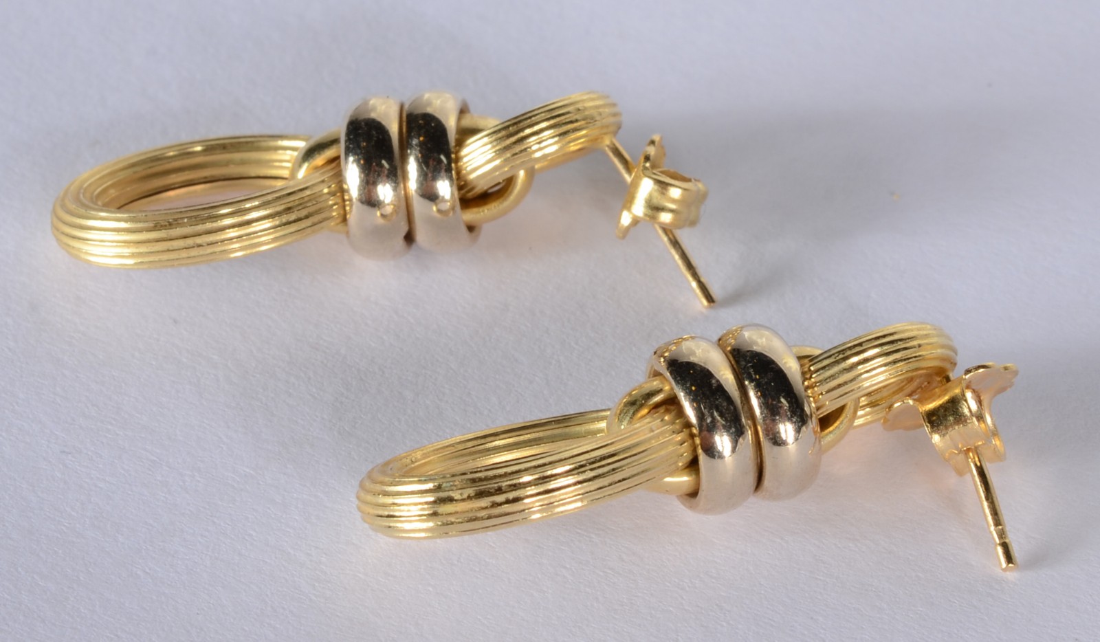 Par de brincos feitio "8" de ouro 18 k., contraste 750 mls. (Por... - foto 2 de 4