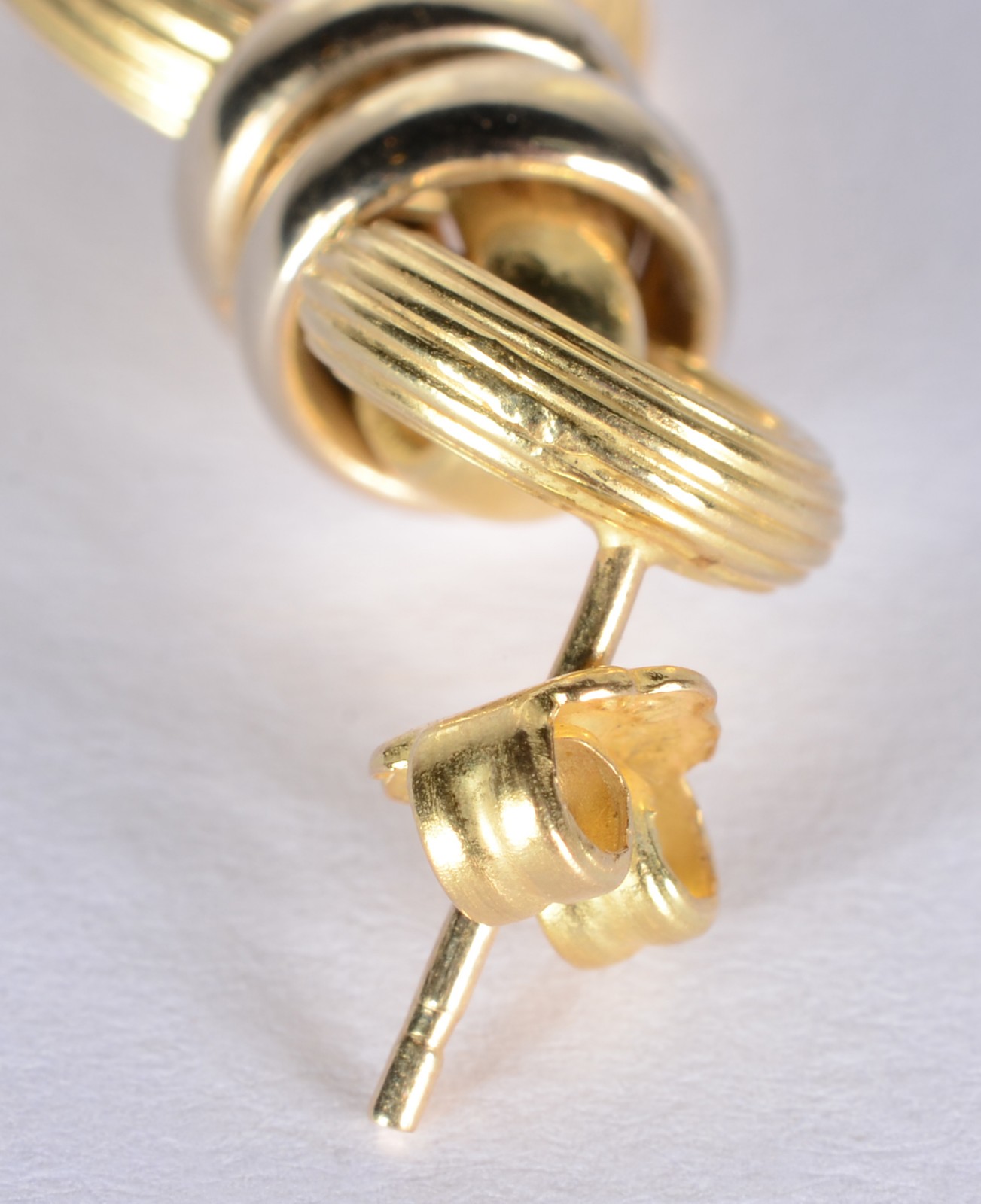 Par de brincos feitio "8" de ouro 18 k., contraste 750 mls. (Por... - foto 3 de 4