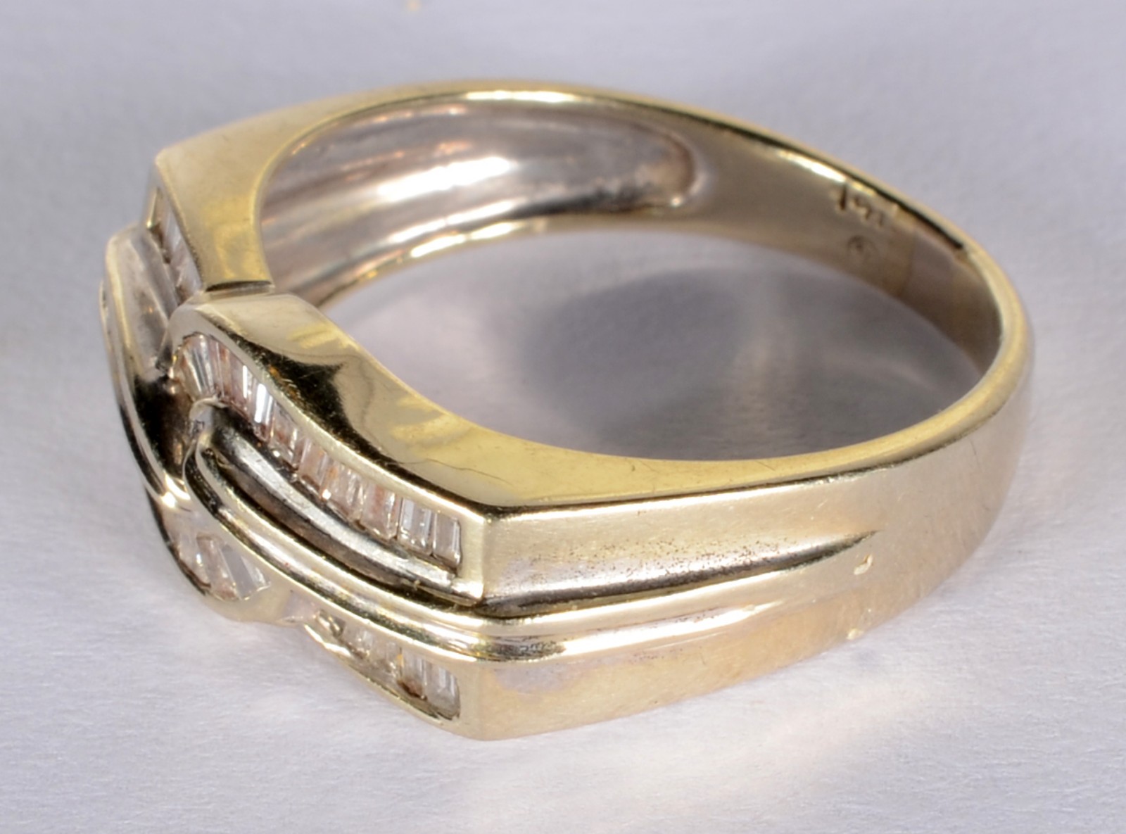 Anel de ouro 14 k., cravejado com brilhantes baguetes. Aro 19. (Por... - foto 1 de 7