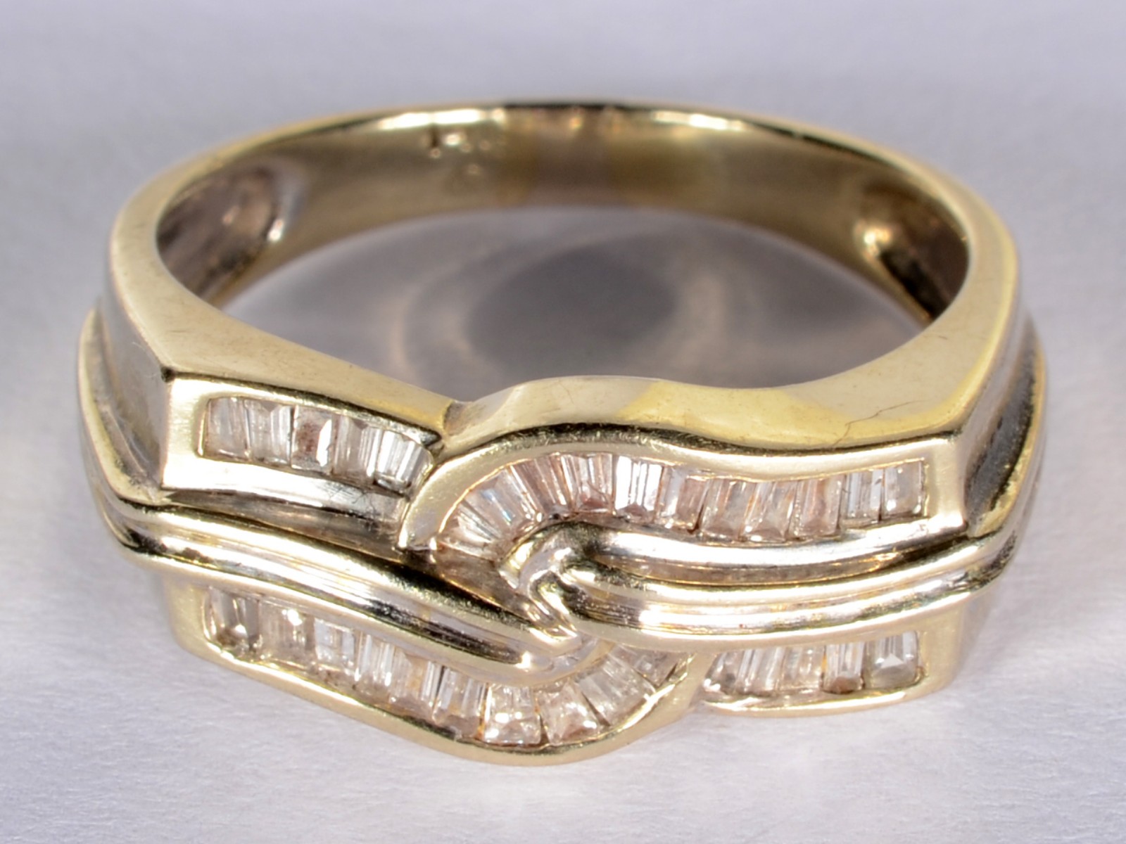 Anel de ouro 14 k., cravejado com brilhantes baguetes. Aro 19. (Por... - foto 2 de 7