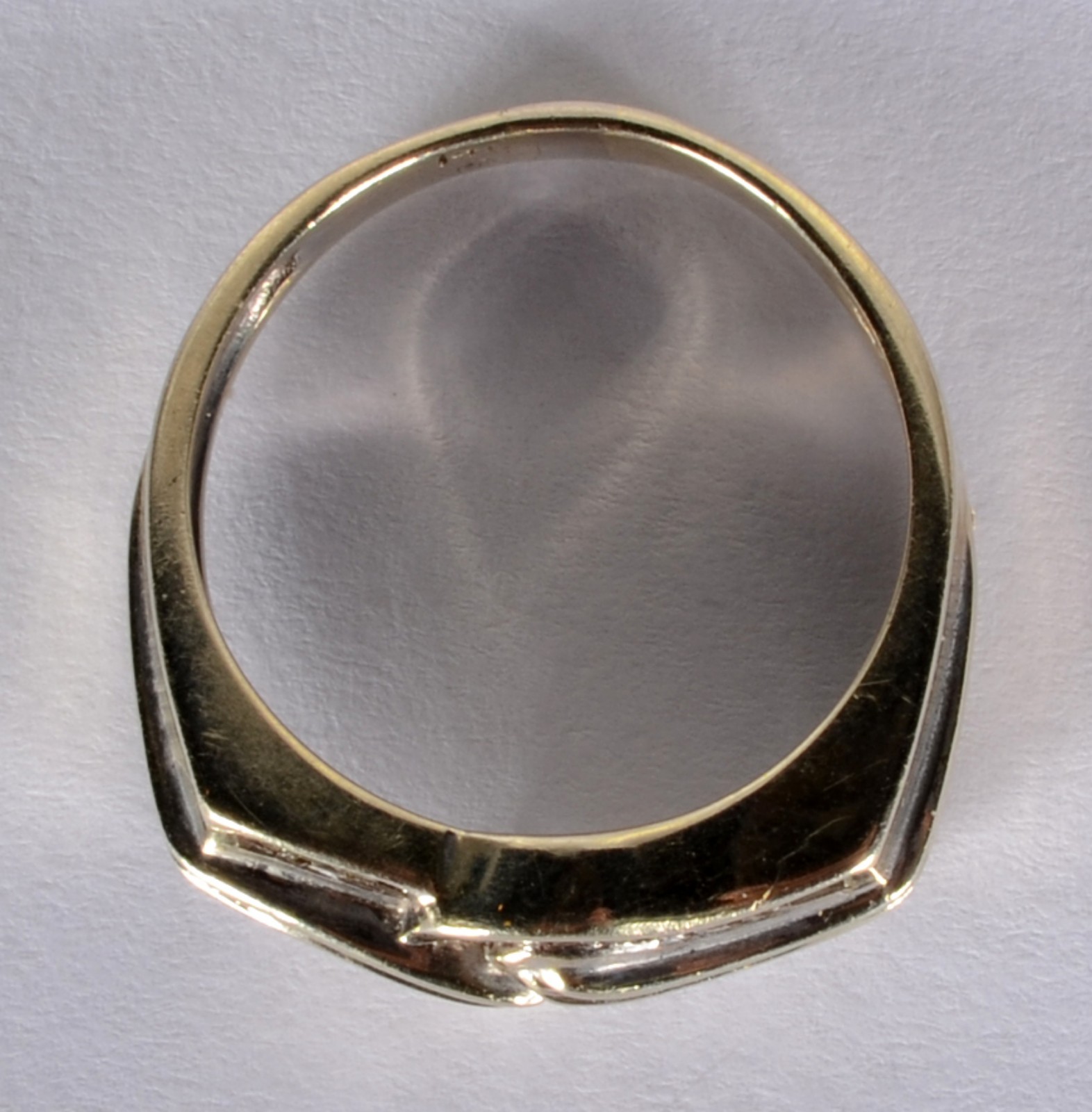 Anel de ouro 14 k., cravejado com brilhantes baguetes. Aro 19. (Por... - foto 3 de 7