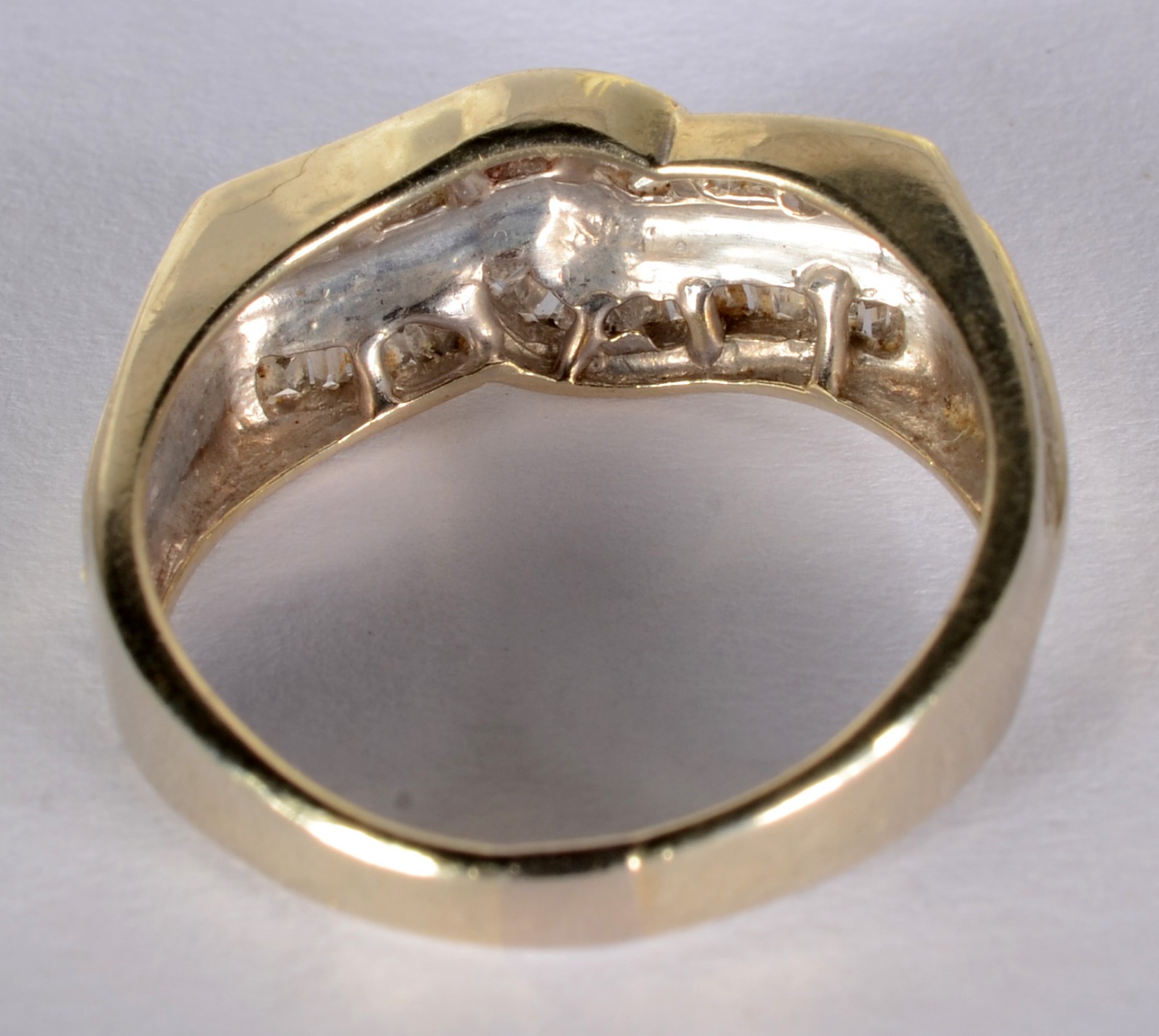 Anel de ouro 14 k., cravejado com brilhantes baguetes. Aro 19. (Por... - foto 4 de 7
