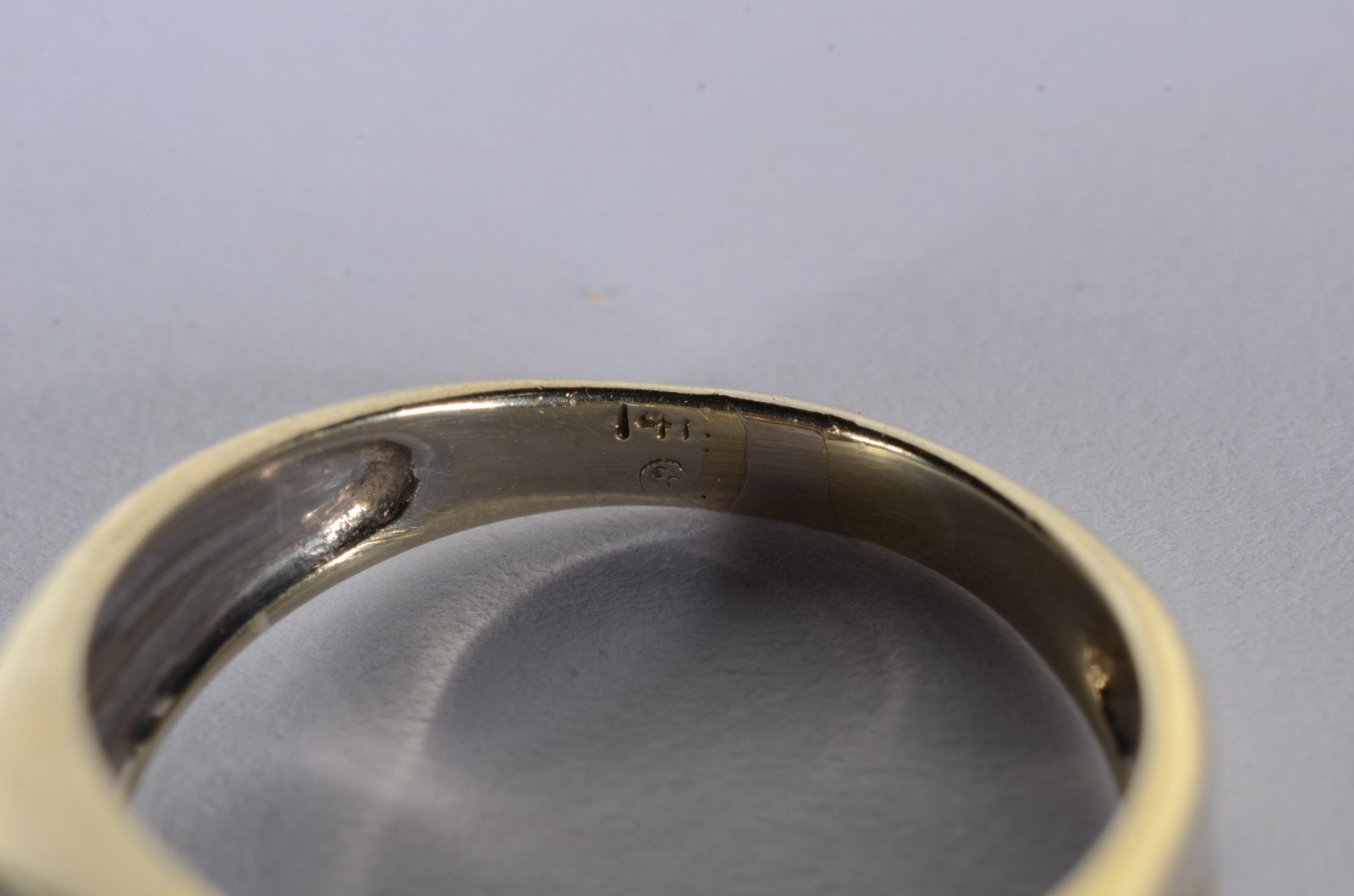 Anel de ouro 14 k., cravejado com brilhantes baguetes. Aro 19. (Por... - foto 5 de 7
