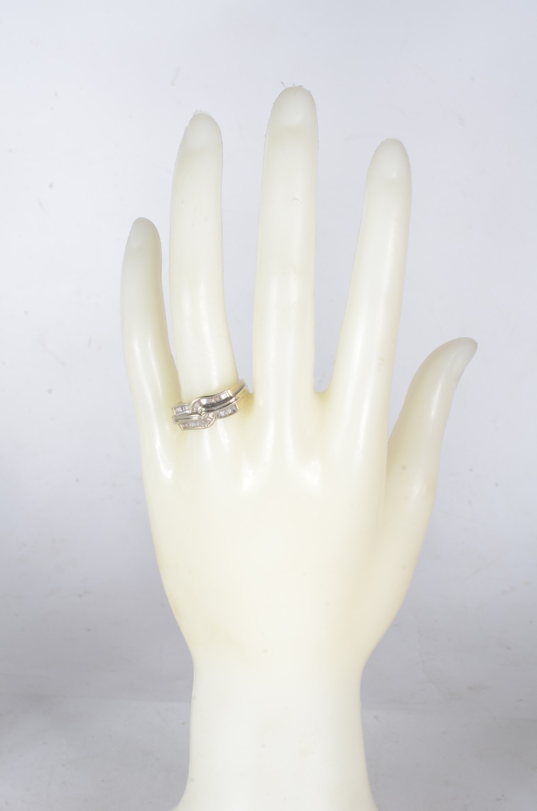 Anel de ouro 14 k., cravejado com brilhantes baguetes. Aro 19. (Por... - foto 6 de 7