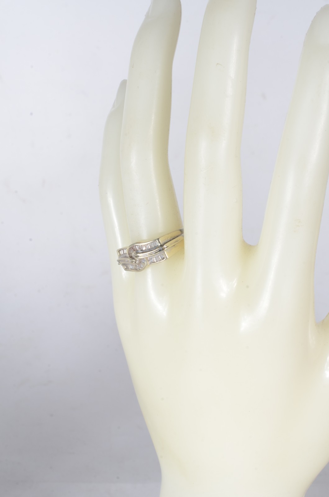 Anel de ouro 14 k., cravejado com brilhantes baguetes. Aro 19. (Por... - foto 7 de 7